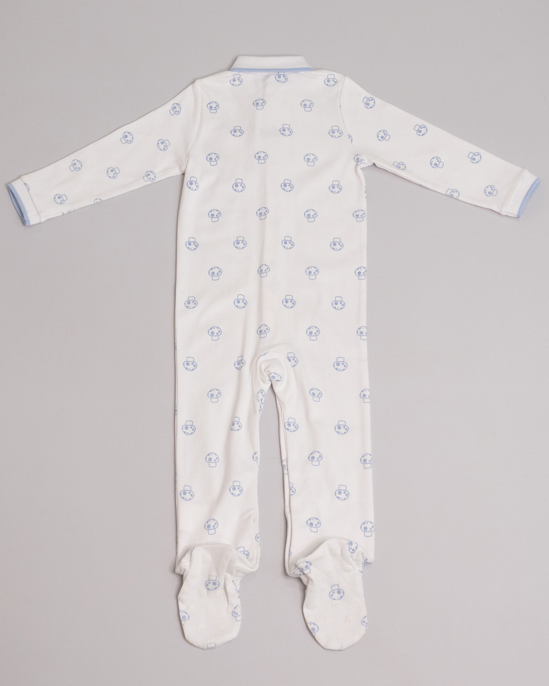Pijama blanca con honguitos azules