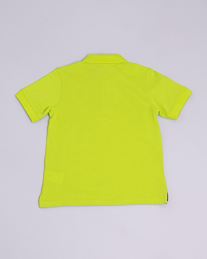 Chemise verde manga corta con un astronauta bordado