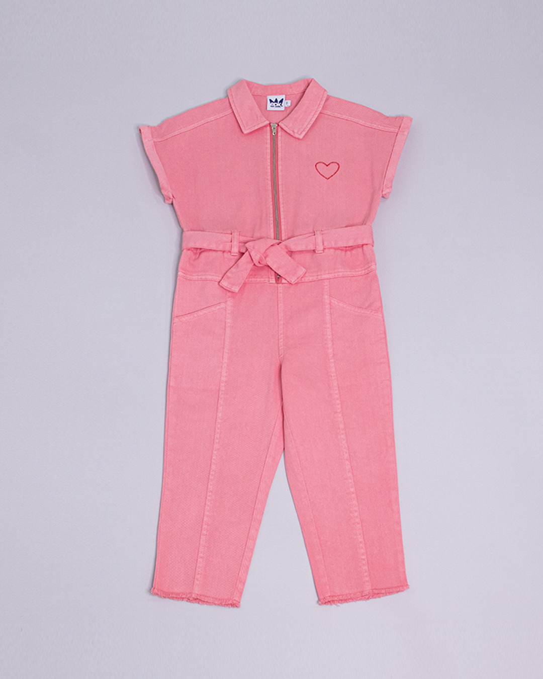 Braga larga de color rosado con un cinturón de la misma tela y un corazón bordado
