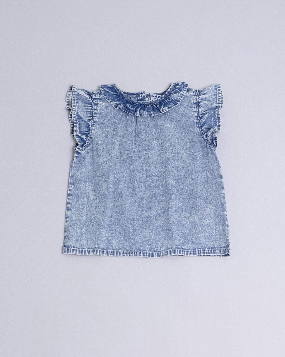 Blusa sin mangas chambray con volantes