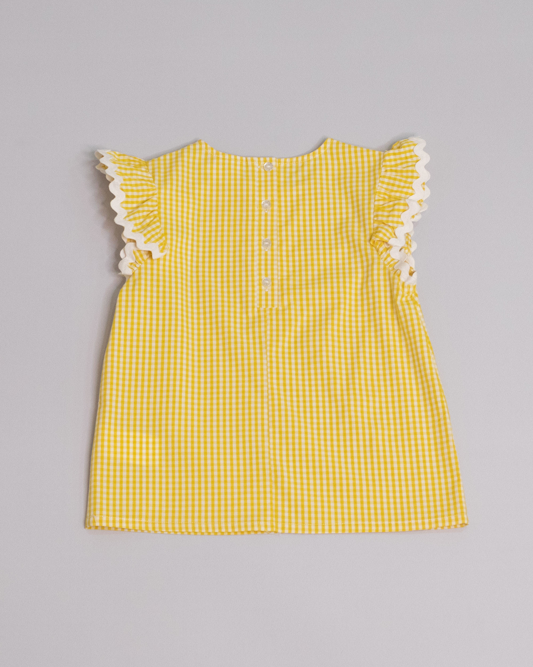 Blusa sin mangas de popelina con estampado vichy amarillo y cinta zigzag en las mangas