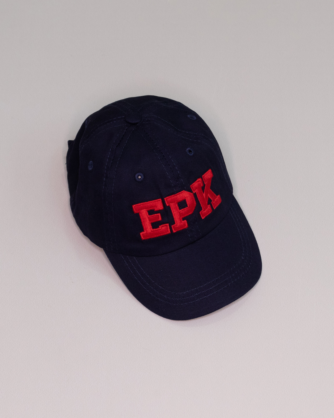 Gorra azul marino con letras EPK en rojo