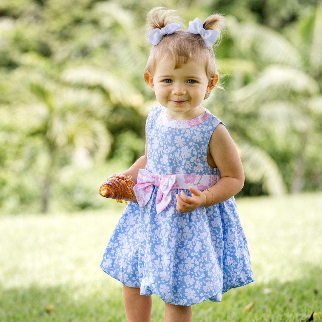 Vestido tipo bomba con tela de flores rosadas y flores azules