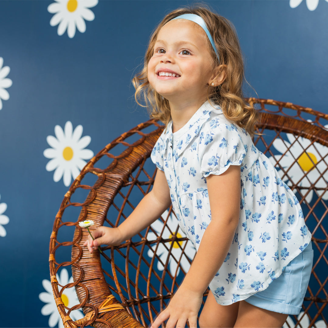 Blusa manga corta con flores azules estampadas