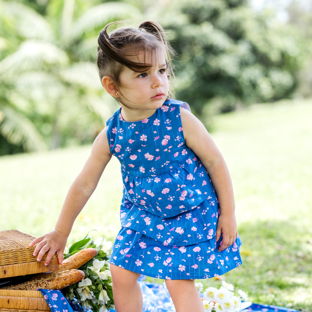 Vestido azul con flores y volantes en falda