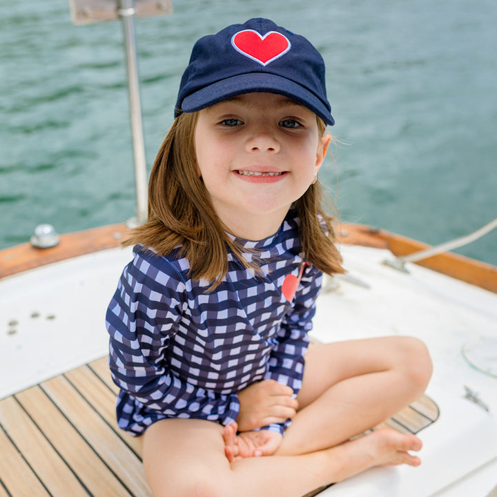 Gorra azul con corazón bordado
