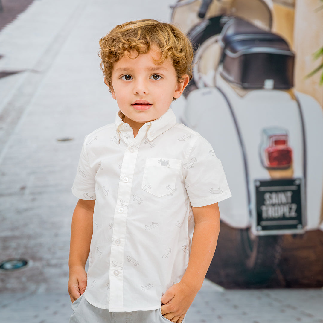 Camisa manga corta con estampado de patinetas