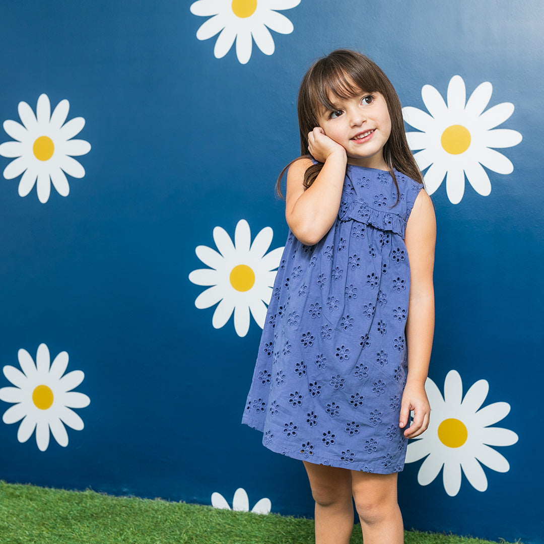 Vestido azul con flores bordadas