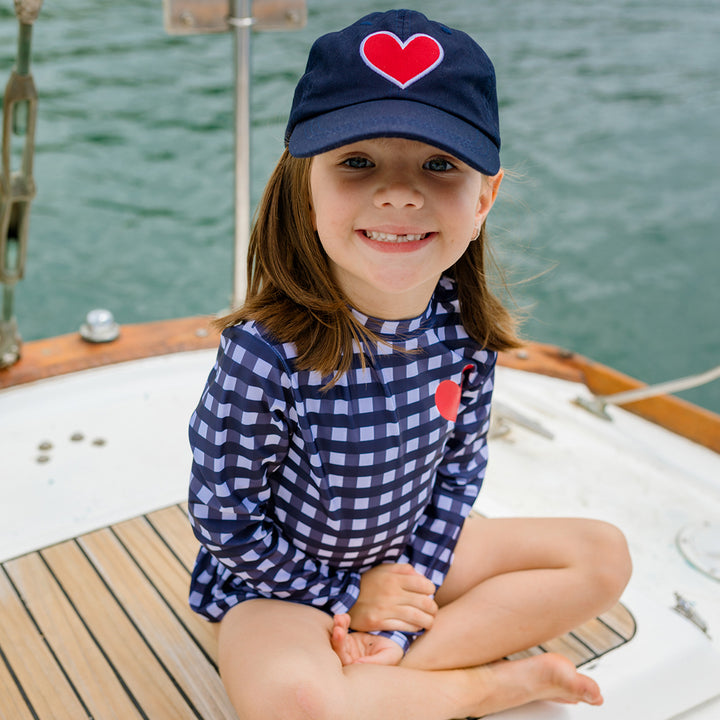 Gorra azul con corazón bordado