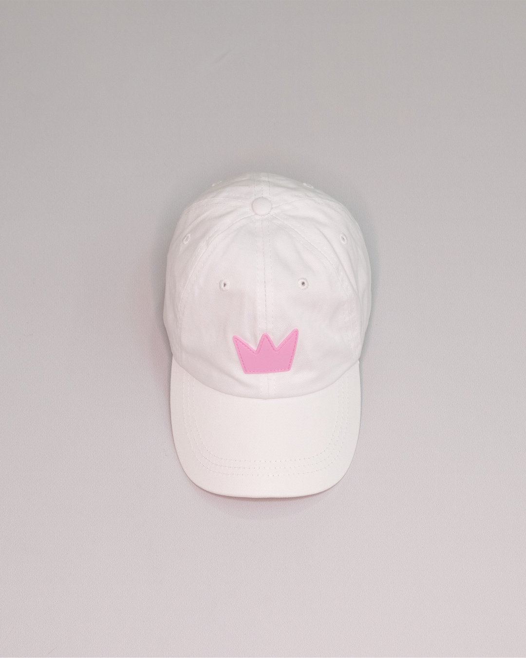 Gorra blanca con corona rosada