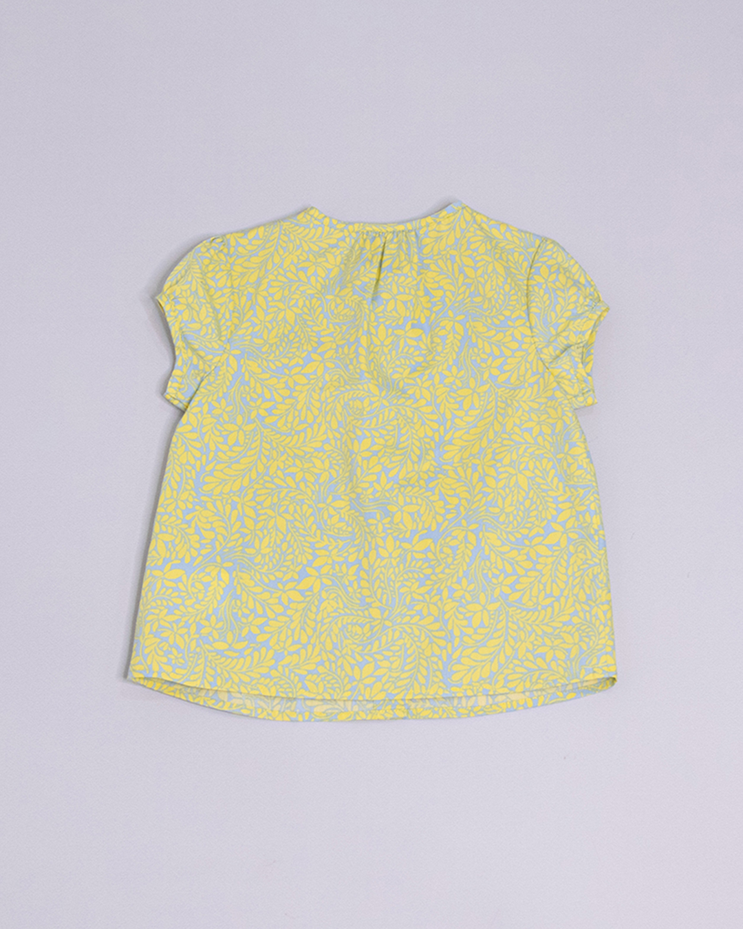 Blusa manga corta con estampado amarillo y azul