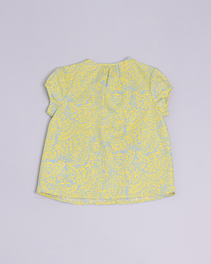 Blusa manga corta con estampado amarillo y azul