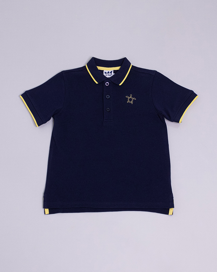 Chemise azul marina manga corta con rayas amarillas en mangas y cuello, con una tortuga bordada