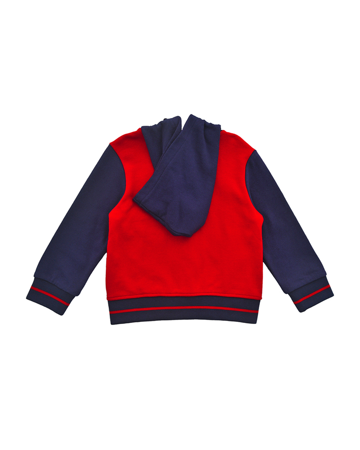 Chaqueta roja con las mangas azules y parche