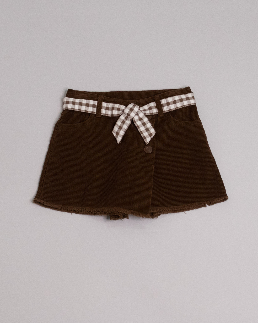 Falda short de corduroy marrón con cinturón de vichy marrón