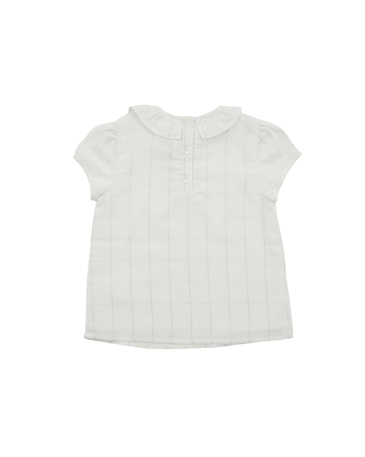 Blusa off white manga corta con cuello con hilos plateados