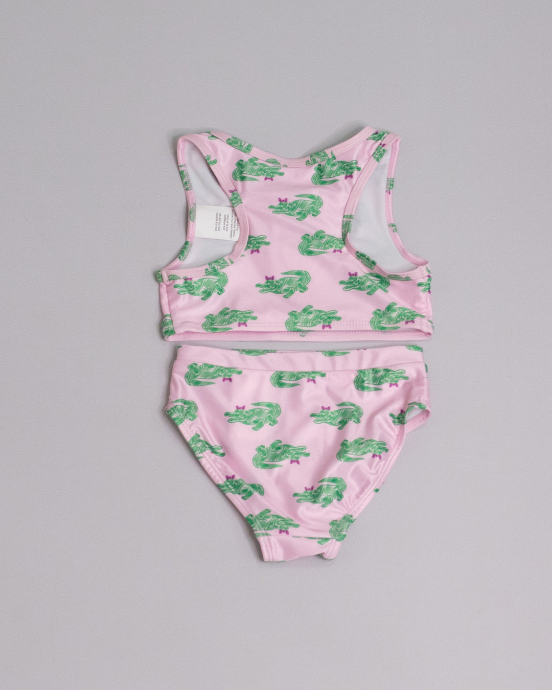 Traje de baño rosado con estampado de cocodrilos verdes