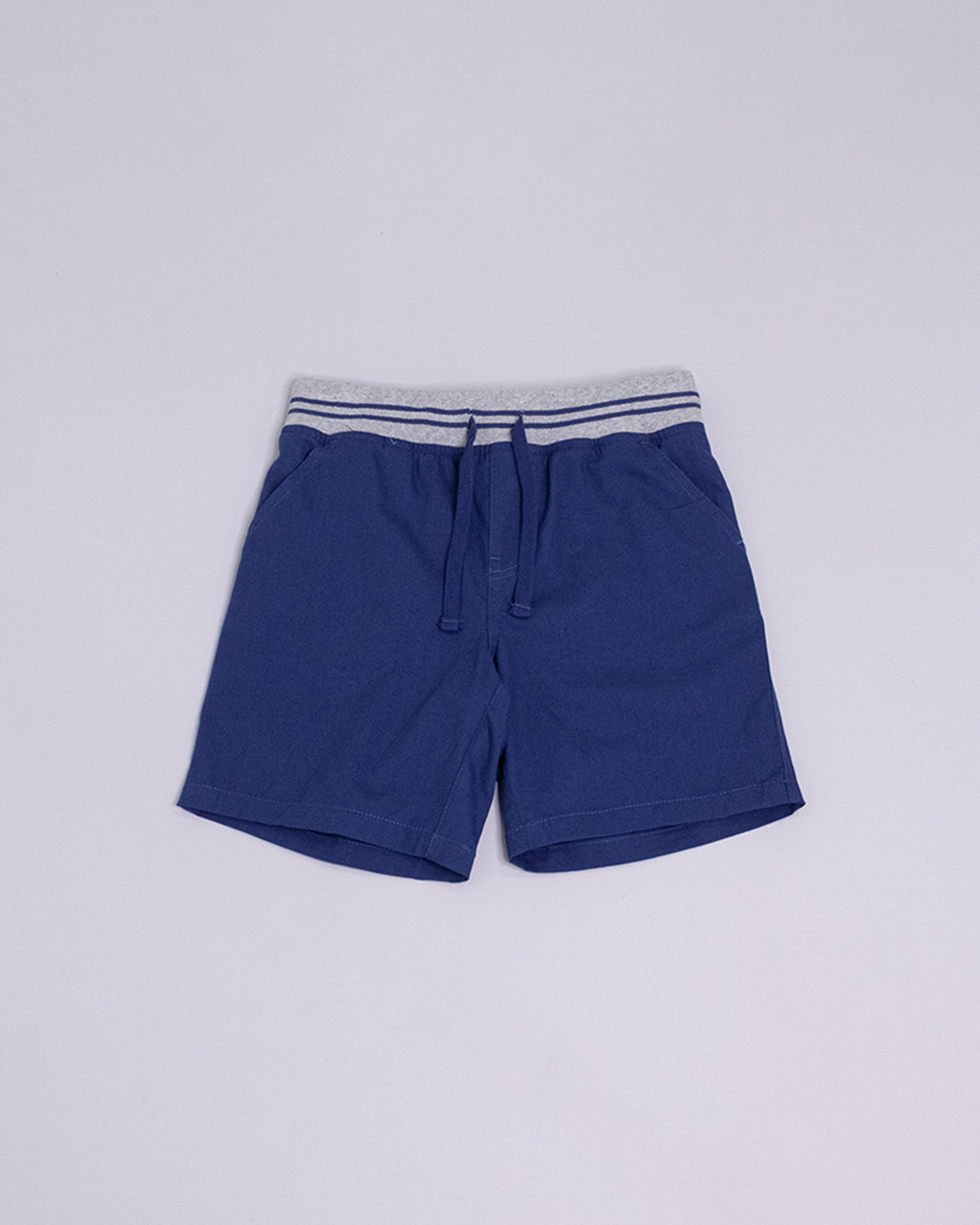 Short azul marino con rayas blancas y elástico en la cintura