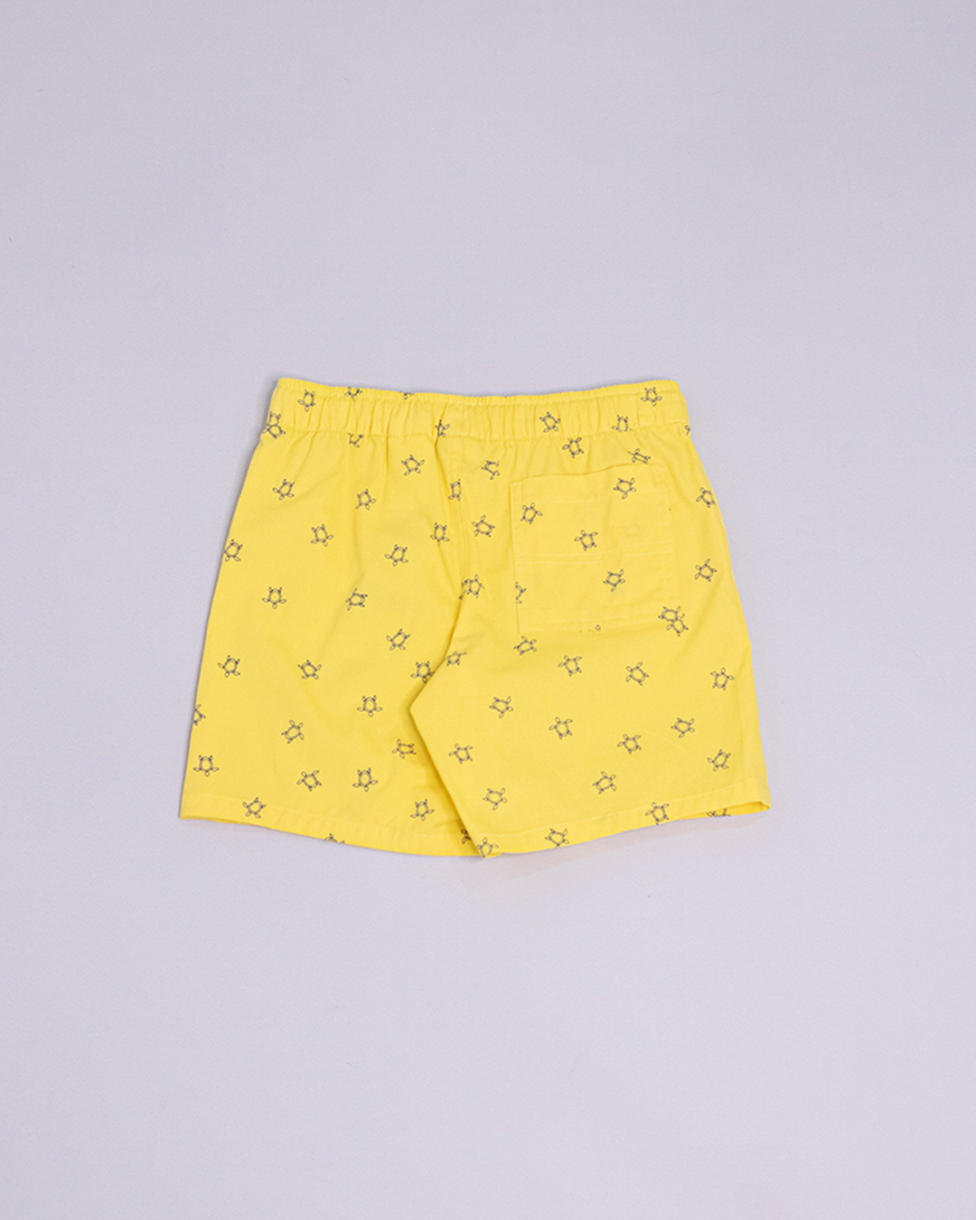 Short amarillo con tortugas y elástico en la cintura