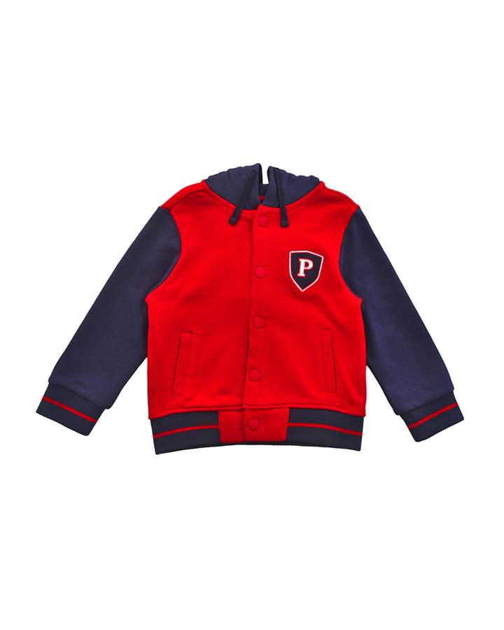 Chaqueta roja con las mangas azules y parche