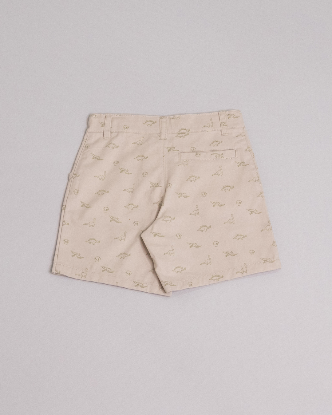 Short beige claro con estampado de dinosaurios y honguitos