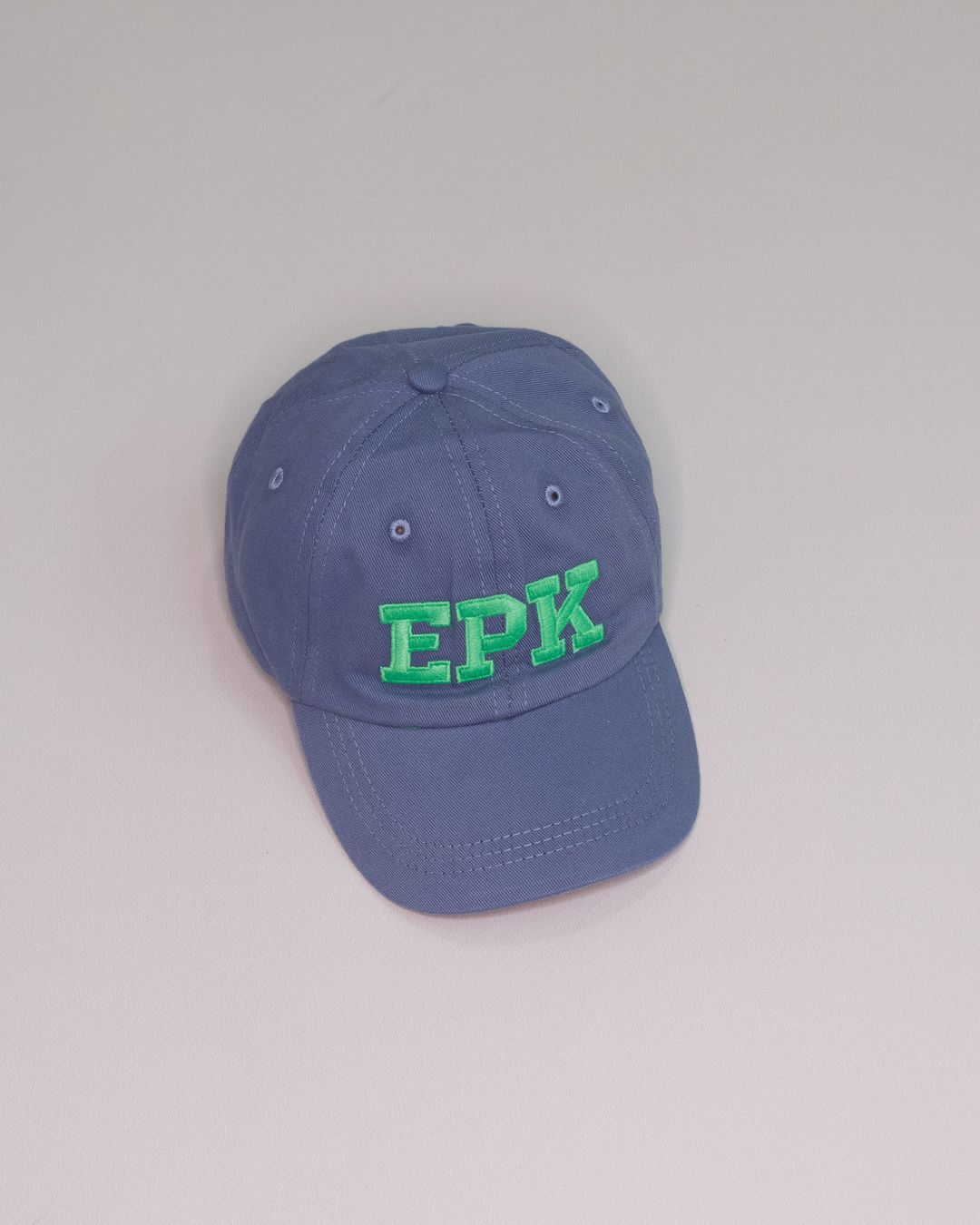 Gorra azul con letras EPK en verde