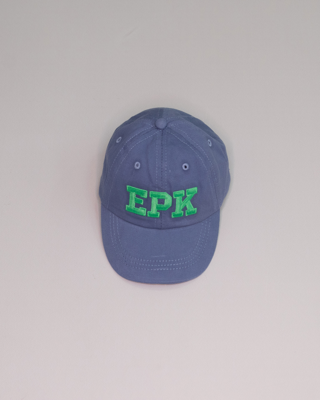 Gorra azul con letras EPK en verde