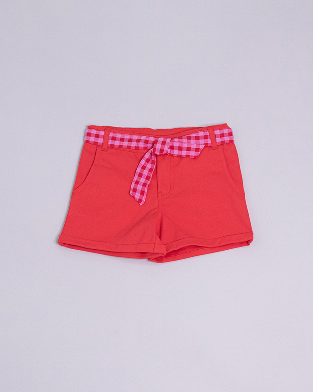 Short rojo con cinturón de cuadros