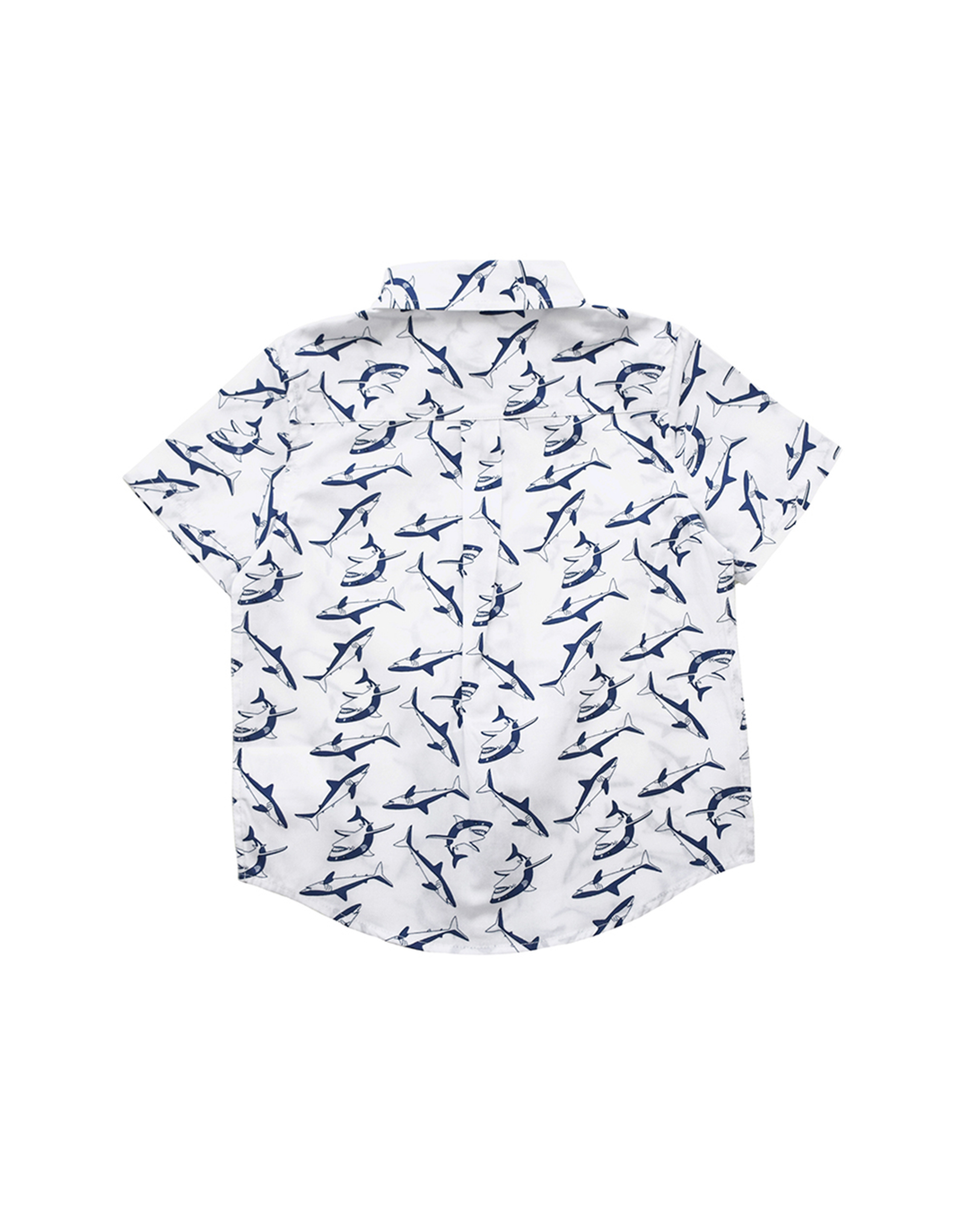 Camisa blanca con tiburones azules