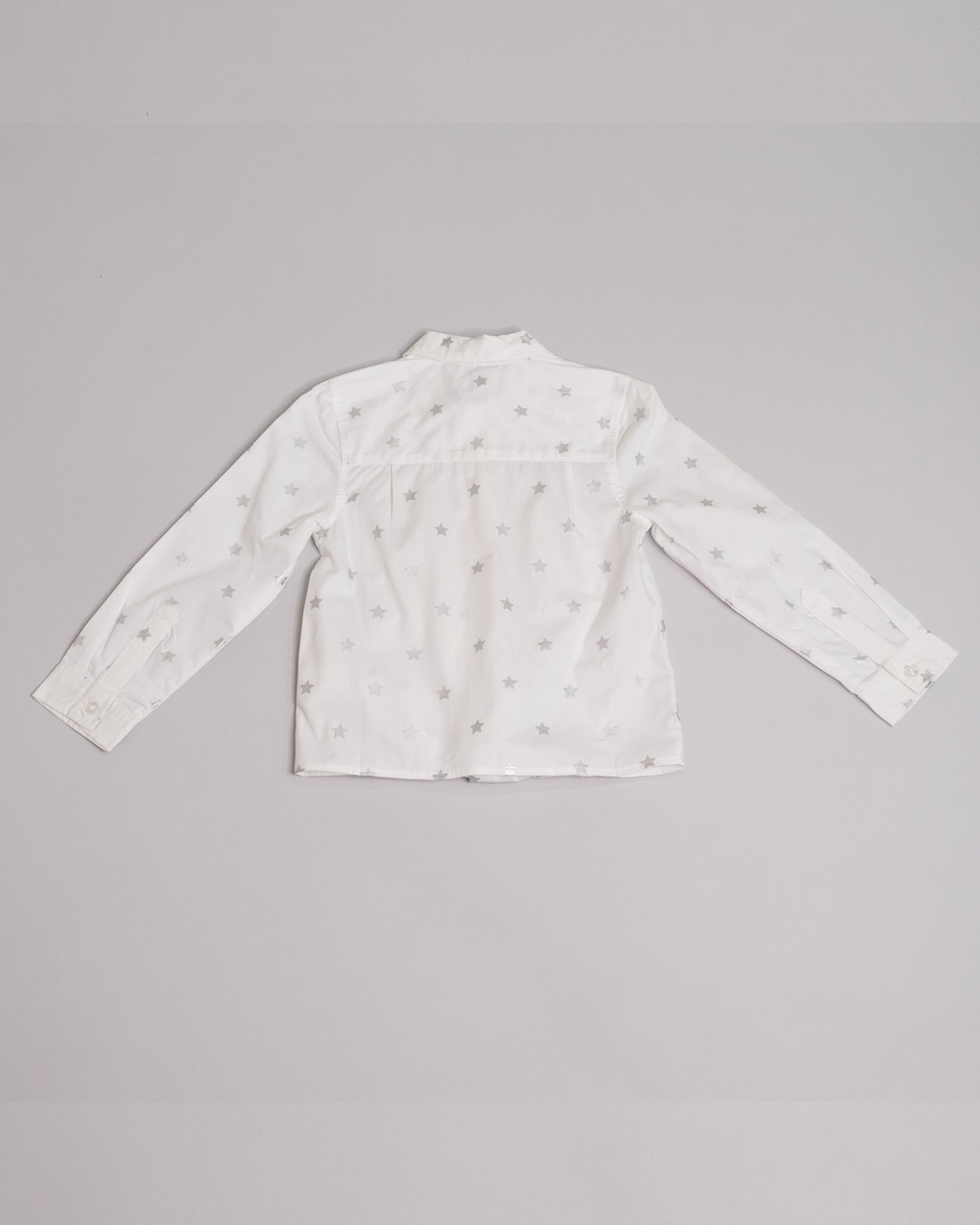 Blusa manga larga blanca con estampado de estrellas plateadas