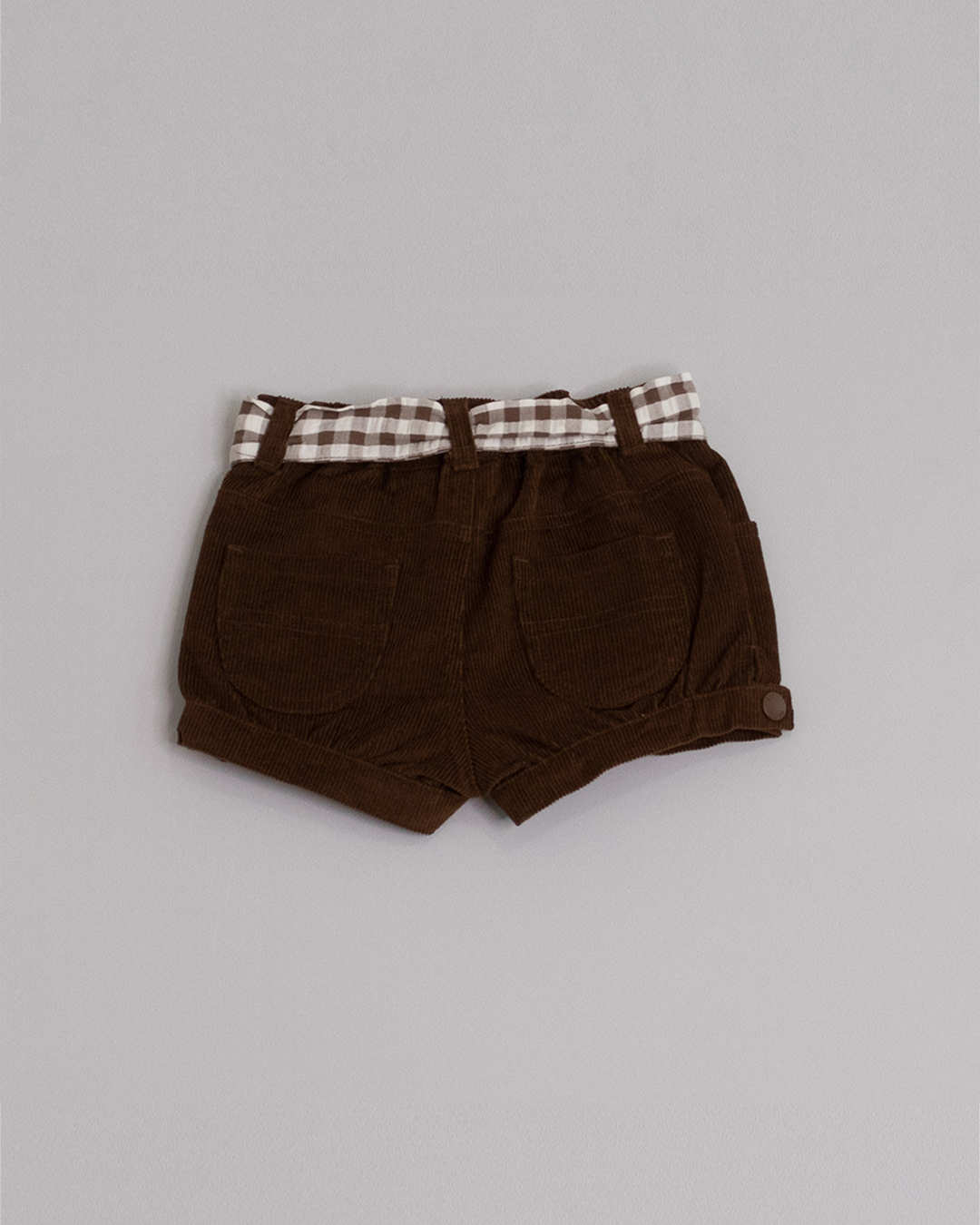 Short de corduroy marron con cinturón