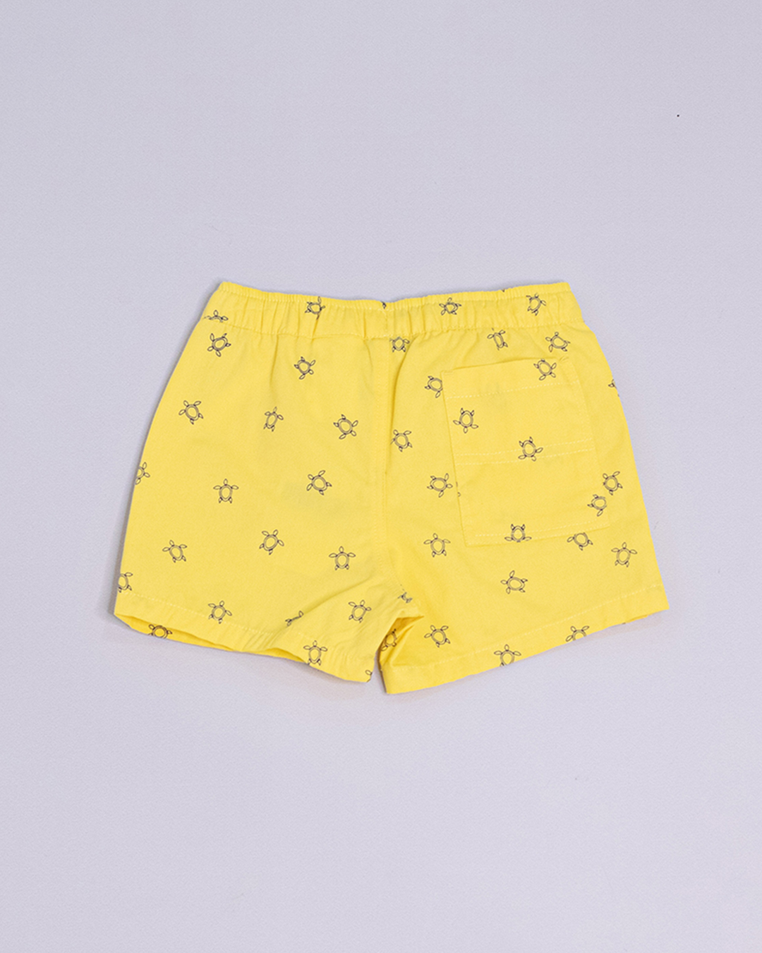 Short amarillo con tortugas y elástico en la cintura