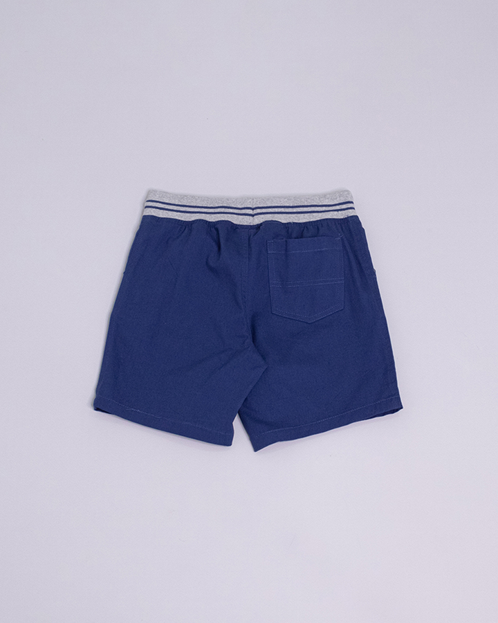 Short azul marino con rayas blancas y elástico en la cintura