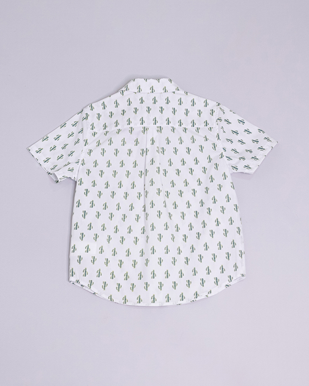 Camisa blanca manga corta con estampado de cactus