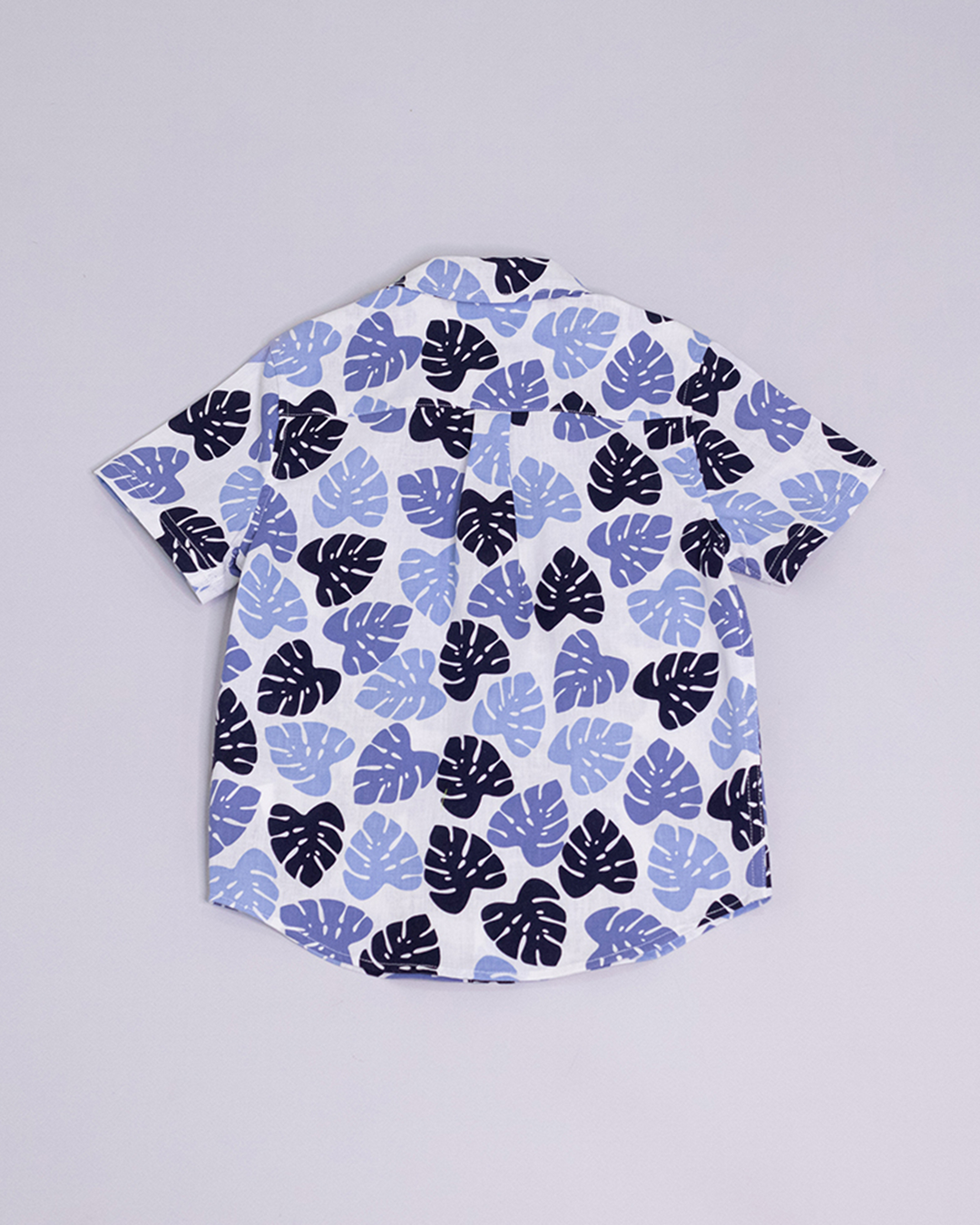 Camisa blanca manga corta de hojas en diferentes tonos de azules