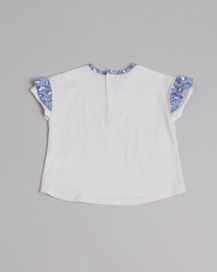 Franela blanca con volantes en las mangas con estampado de animal print azul