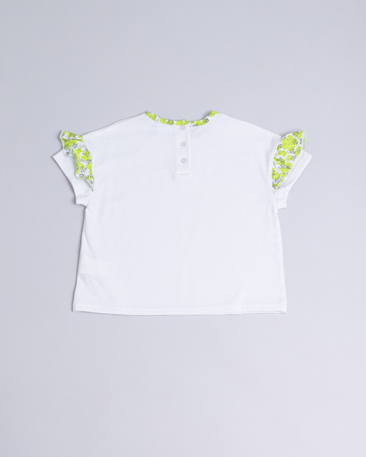 Franela blanca con volantes en las mangas con estampado de flores