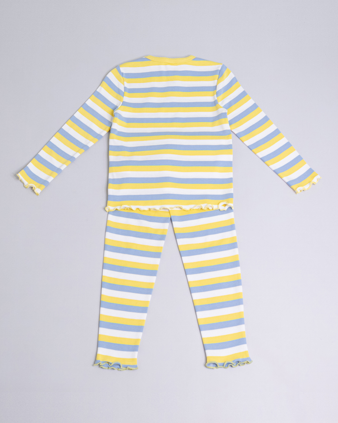 Pijama de rayas de color amarillo, blanco y azul