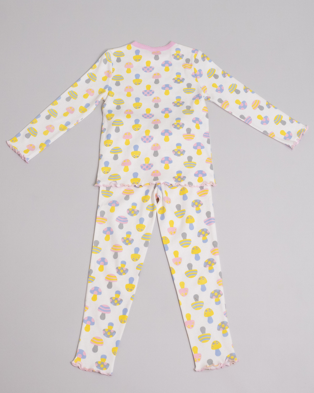 Pijama blanca con estampado de honguitos multicolor