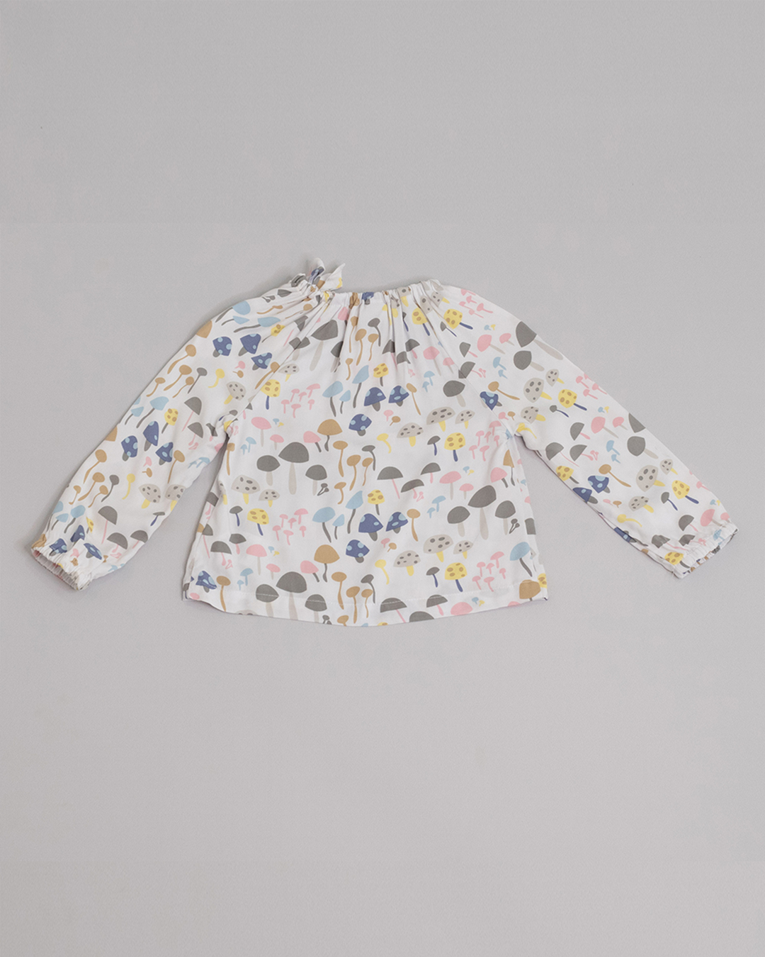 Blusa manga larga de viscose con estampado de honguitos multicolor