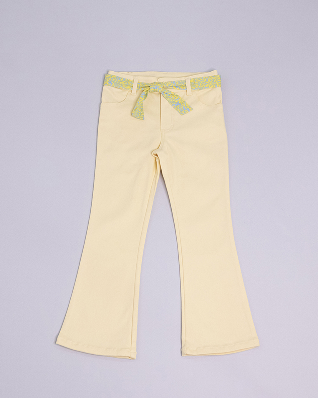 Pantalón bota ancha de color amarillo con cinturón estampado