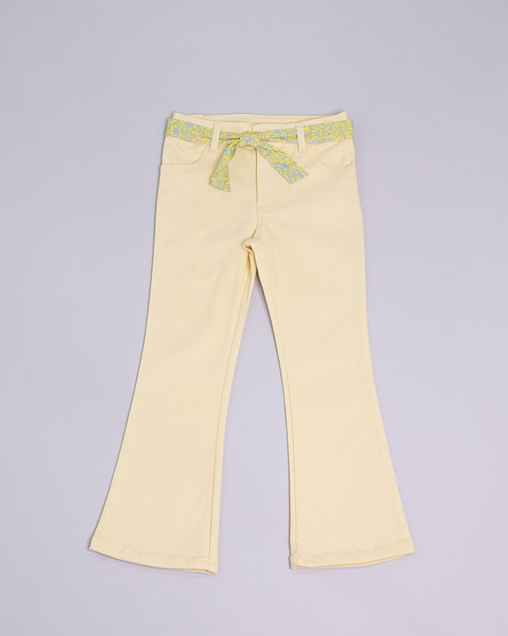 Pantalón bota ancha de color amarillo con cinturón estampado