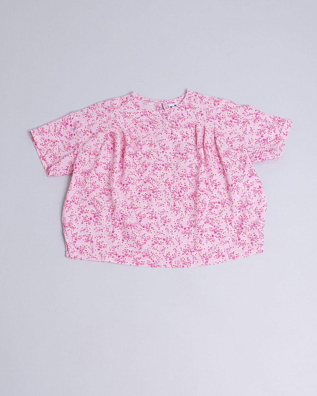 Blusa estampada de flores rosadas y blancas