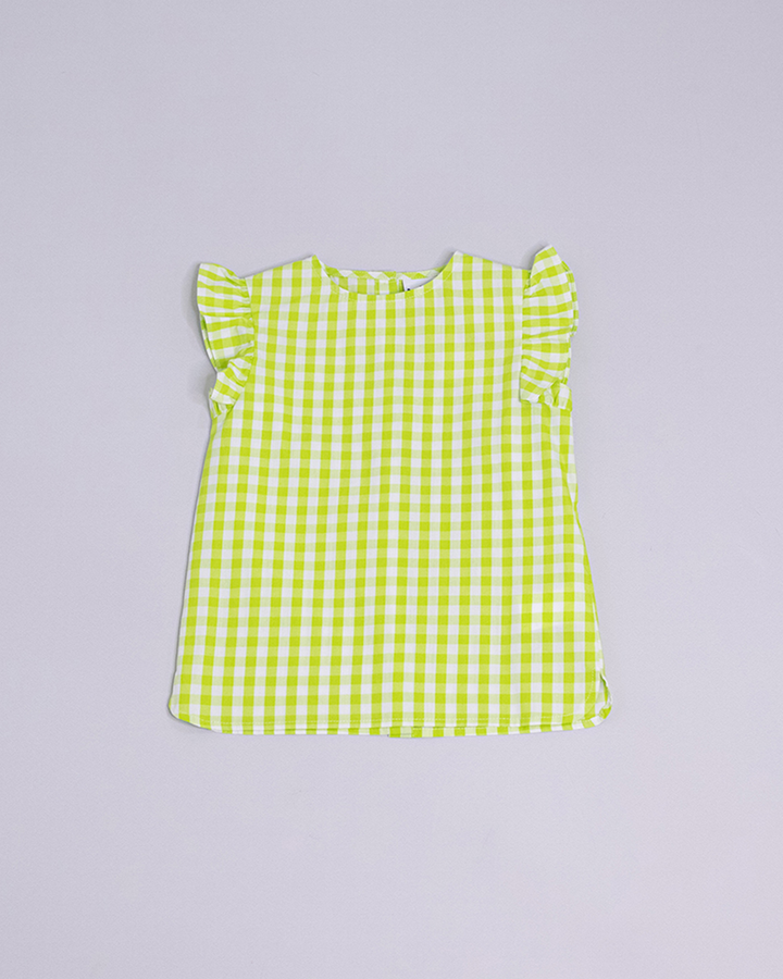 Blusa de cuadros blancos y verdes con volantes en las mangas