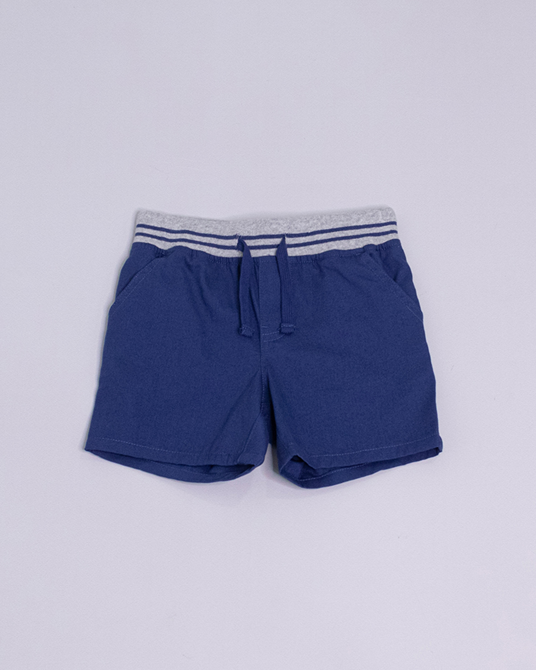 Short azul marino con rayas blancas y elástico en la cintura