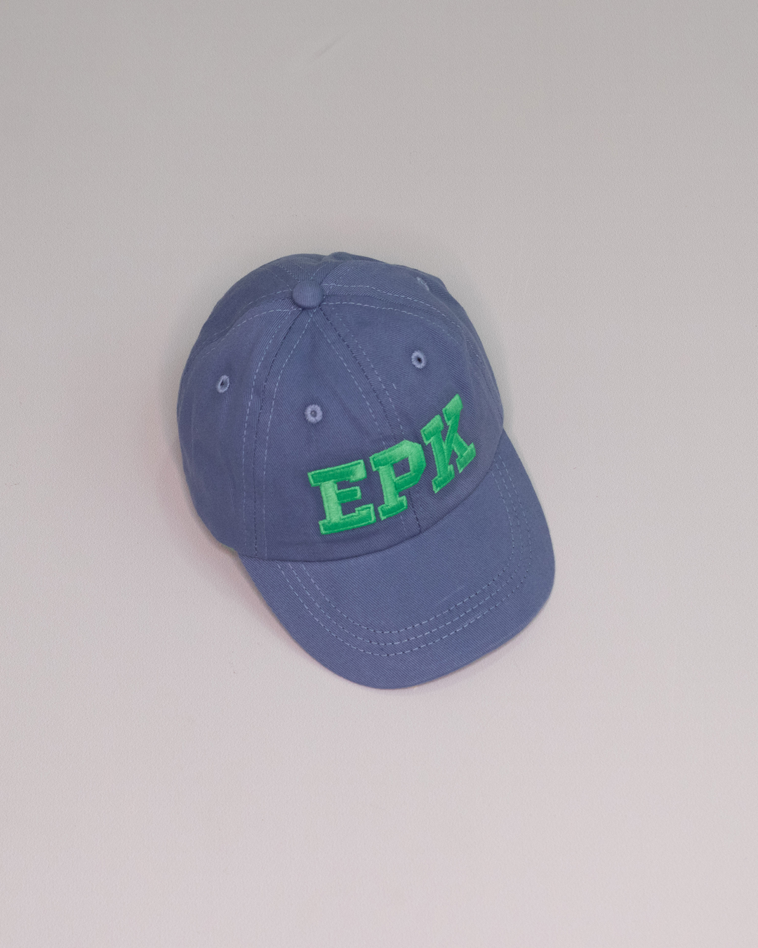 Gorra azul con letras EPK en verde