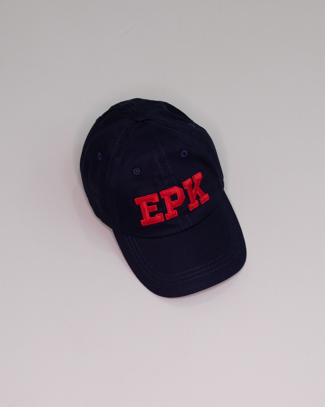 Gorra azul marino con letras EPK en rojo