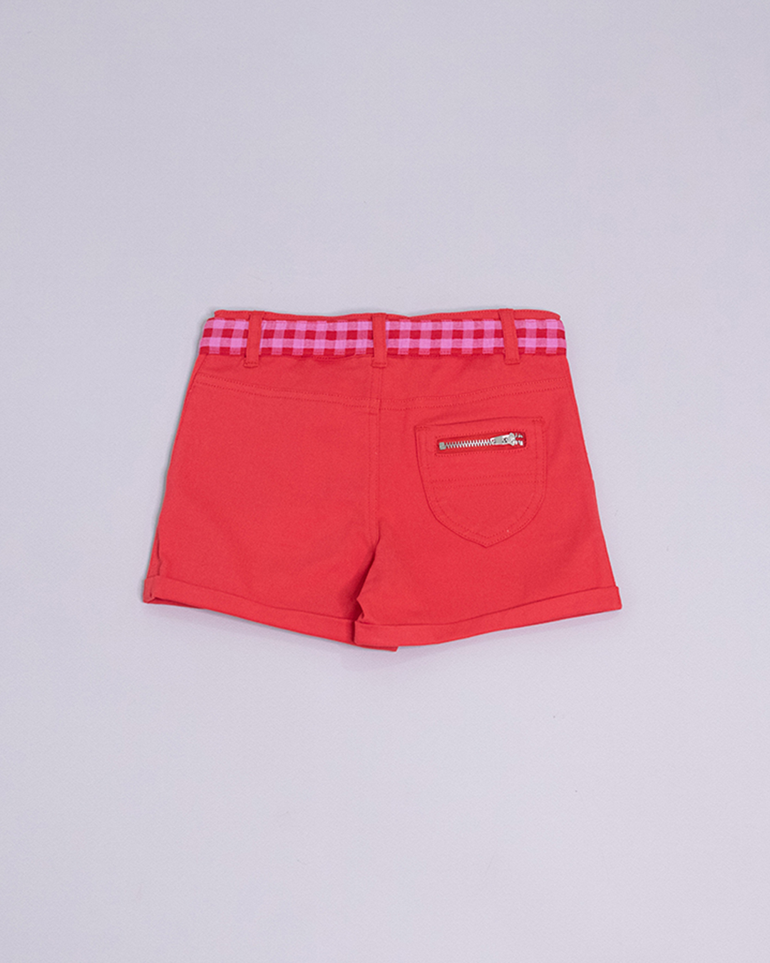 Short rojo con cinturón de cuadros