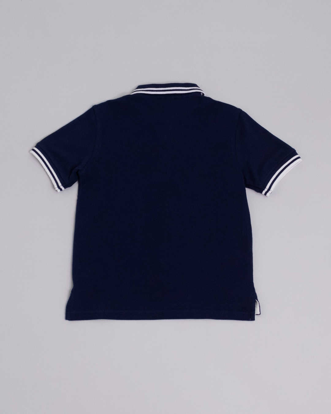 Chemise manga corta azul marino con rayas blancas en mangas y cuellos y bordado de pelota de fútbol