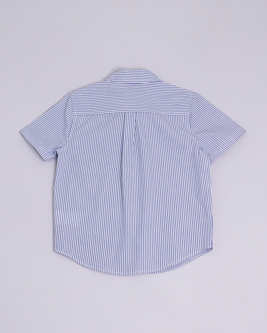 Camisa manga corta de rayas azules y blancas